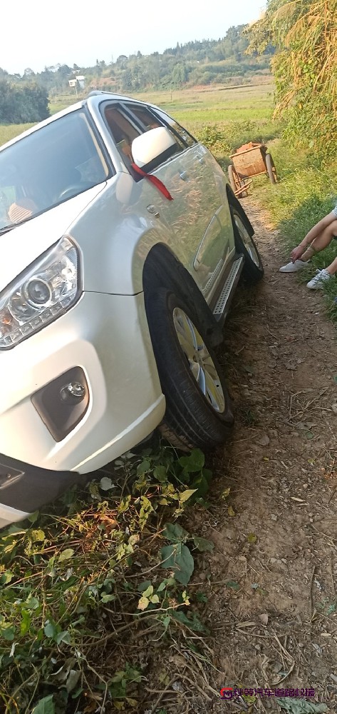 私家車(chē)田地陷困，無(wú)損救援脫困