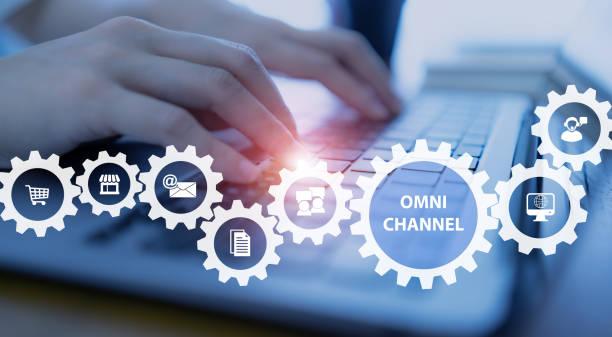 omnichannel marketing concept. digital online marketing commerce sale. for customer engagement by integrated online and offline channels. person working on computer with the icons of omni channel. - 系統(tǒng)定制開發(fā) 個照片及圖片檔